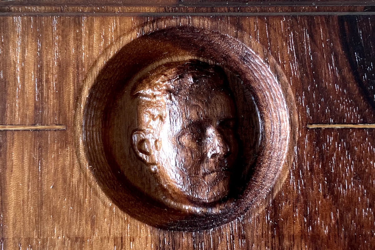 3D-indgravering af ansigt i træ baseret på 3D-scanning, præcist snedkerhåndværk og detaljeret portrætdesign.