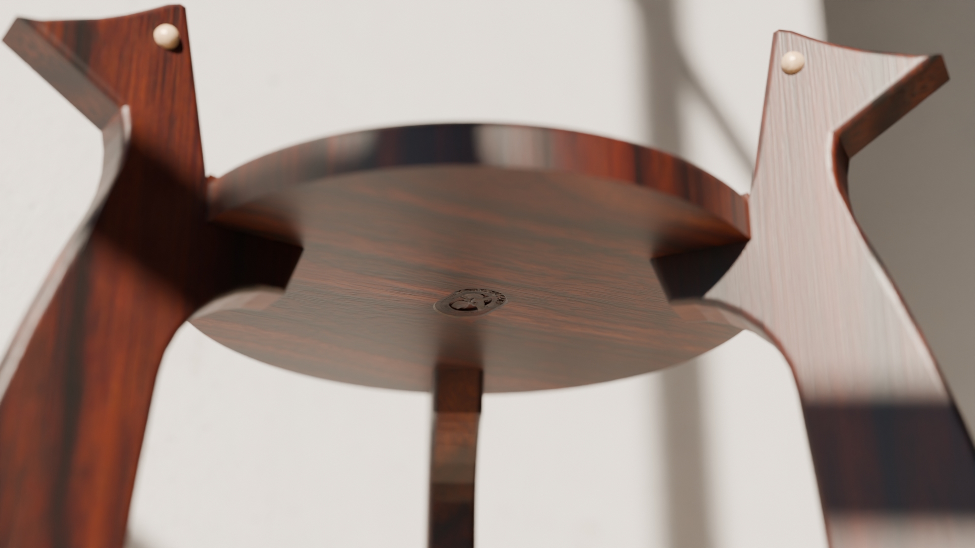 Snedkerlavet planteholder i massiv valnød eller egetræ, detaljeret håndværk og elegant design