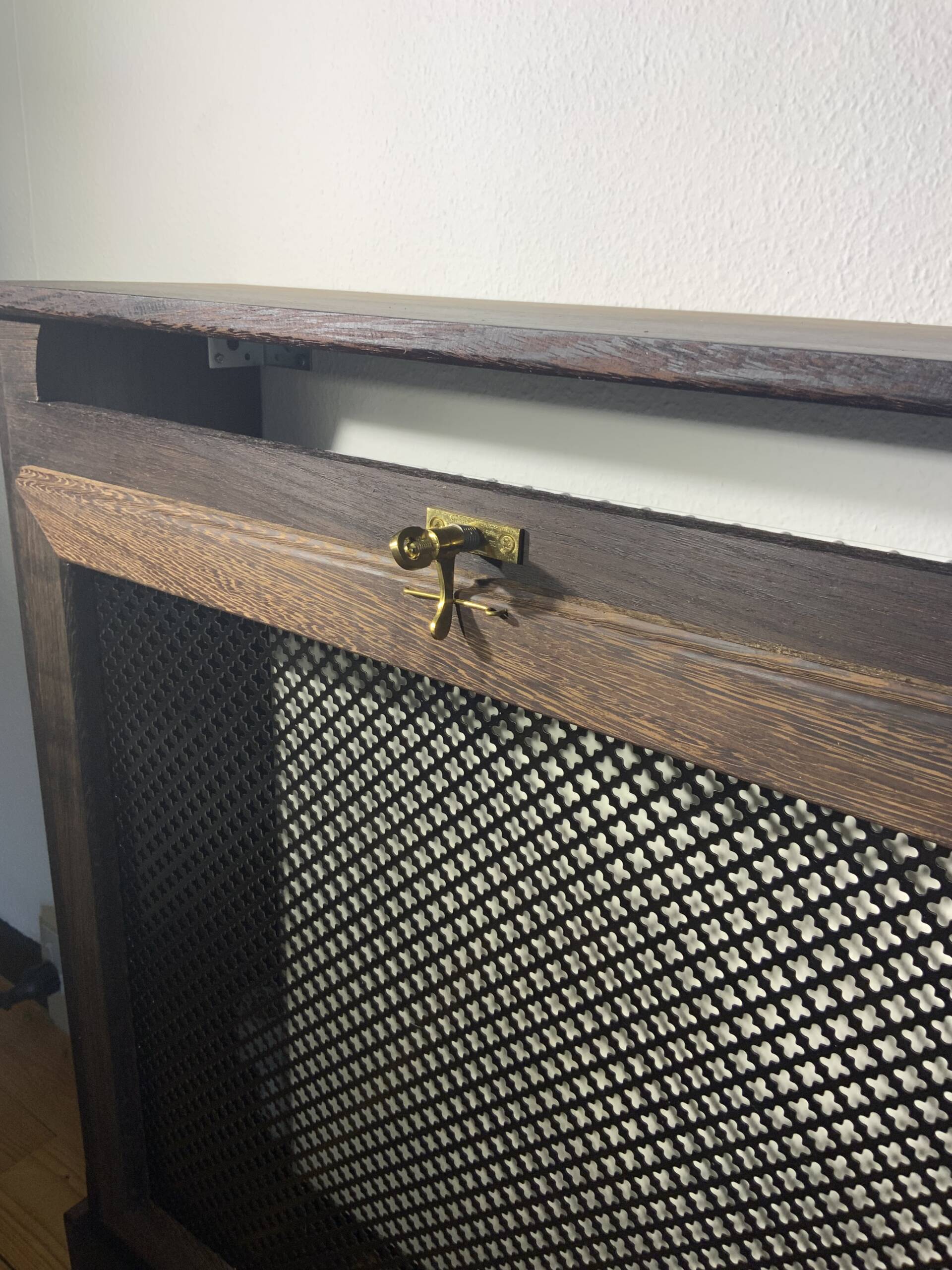 Radiatorskjuler lavet af snedker